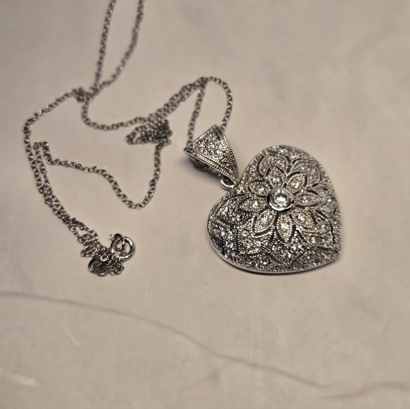 Silver, heart shaped pendant with cubic zirconia diamond. - Picture 1 of 9